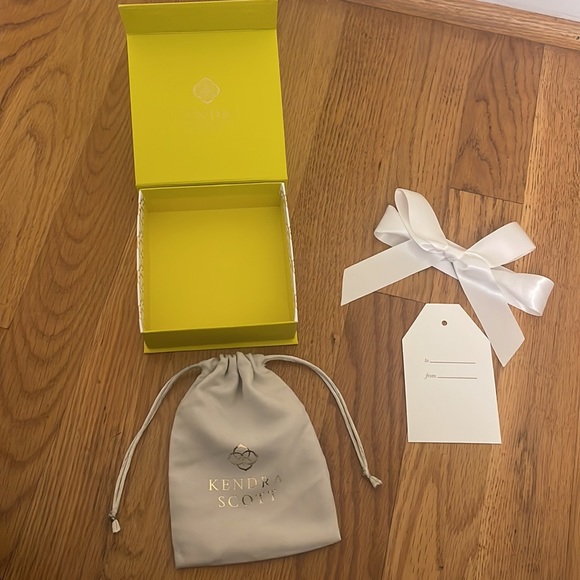 Kendra Scott Gift Boxing Set ✨ - Picture 3 of 3